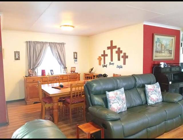 4 BEDROOM HOUSE FOR SALE IN COSMOSRAND
